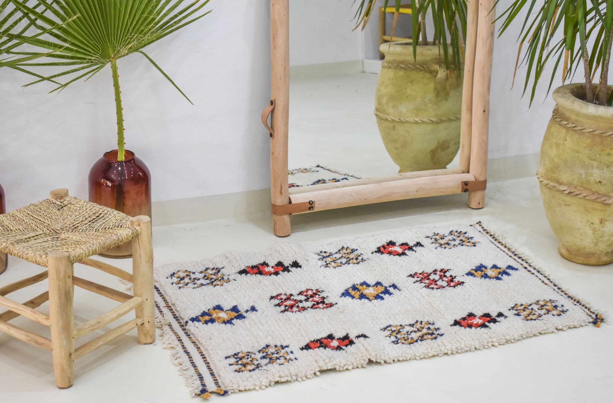 Petit tapis berbère aux motifs berbères abstraits