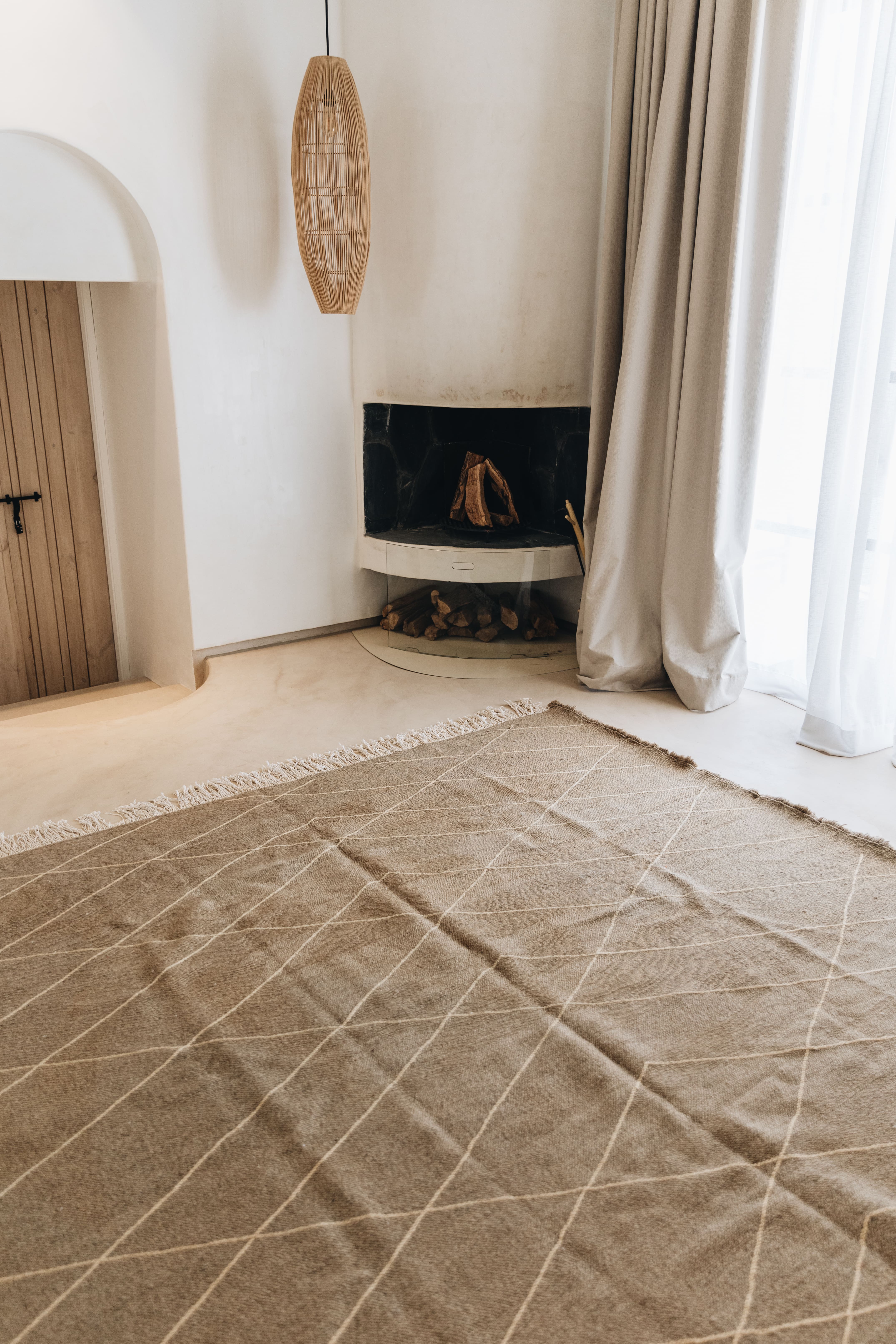 Tapis Zanafi greige naturel uni aux lignes écru